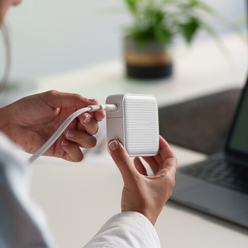 Hyper - HyperJuice 100W USB-C GaN Ladegerät mit Reiseadapter, weiß